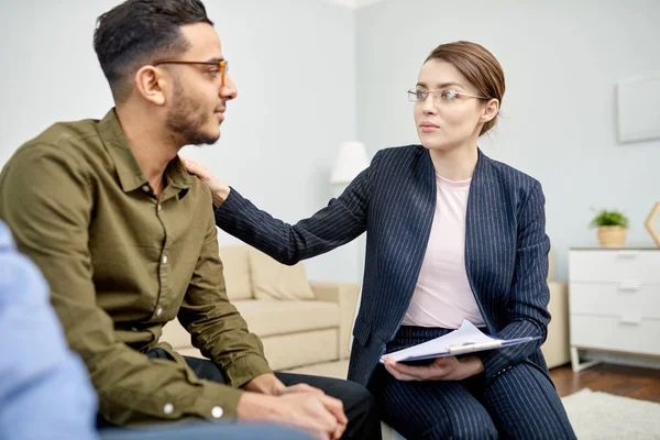 Getalenteerde Jonge Psycholoog Ter Ondersteuning Van Gemengd Ras Patiënt Terwijl — Stockfoto