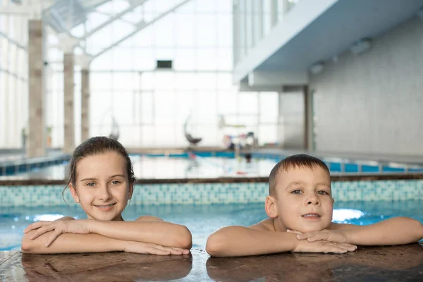 Fröhliche Positive Kinder Die Sich Den Rand Des Schwimmbades Lehnen — Stockfoto