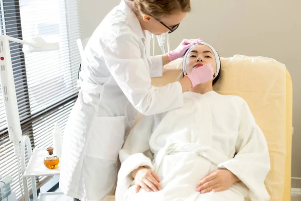 Portrait Young Asian Woman Enjoying Beauty Treatment Spa Cosmetologist Performing — Stock Photo, Image