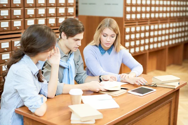 Groupe Étudiants Sérieux Concentrés Dans Livre Lecture Vêtements Décontractés Ensemble — Photo