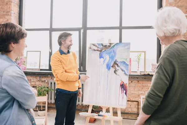 Retrato Artista Barbudo Maduro Apresentando Pintura Aquarela Para Público Estúdio — Fotografia de Stock