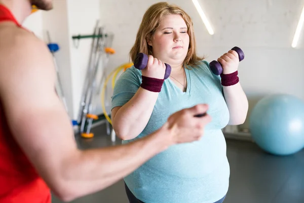 Retrato Una Joven Obesa Entrenando Con Pesas Mientras Instructor Personal — Foto de Stock