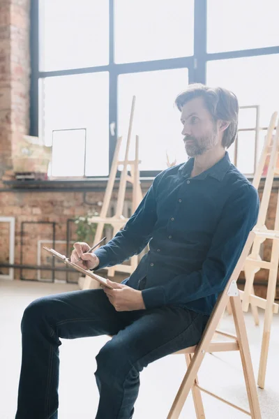 Teplé Tónovaný Portrét Zamyšlený Zralý Muž Sedí Sám Ateliéru Kreslení — Stock fotografie