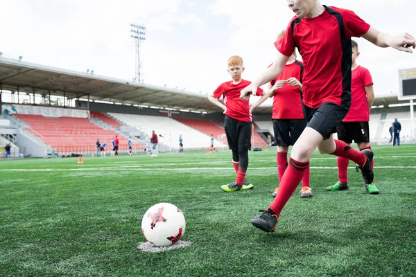 Acción Tiro Adolescente Patear Pelota Con Fuerza Durante Partido Fútbol — Foto de Stock