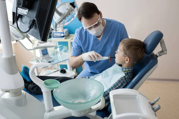Yan Görünümü Modern Kliniğinde Lazer Diş Tedavisi Sırasında Diş Sandalyede — Stok fotoğraf