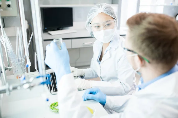 Mikrobiologen Laborschutzanzügen Sitzen Tisch Und Schauen Einander Wie Sie Die — Stockfoto