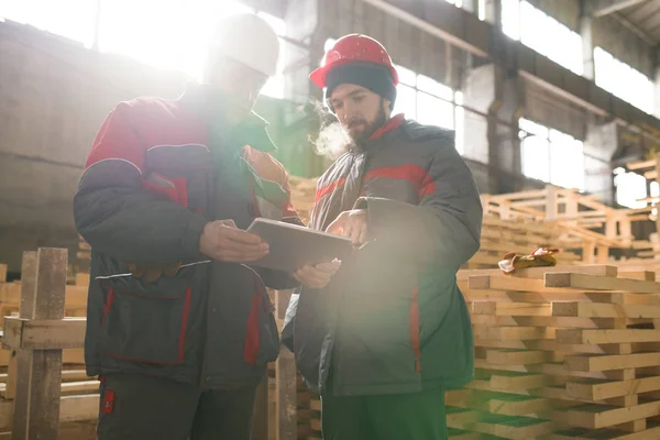 Porträtt Två Arbetare Använder Digitala Tablett Stående Solbelysta Fabriken Verkstad — Stockfoto