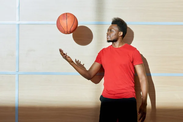 Atleta Negro Ropa Deportiva Pie Cerca Pared Gimnasio Vomitar Pelota — Foto de Stock