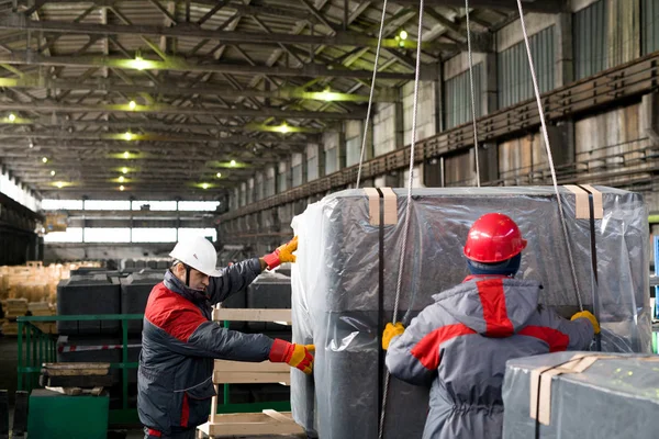 腰の梱包と近代的な工場 コピー領域のワーク ショップで材料を移動の つの工場労働者の肖像 — ストック写真
