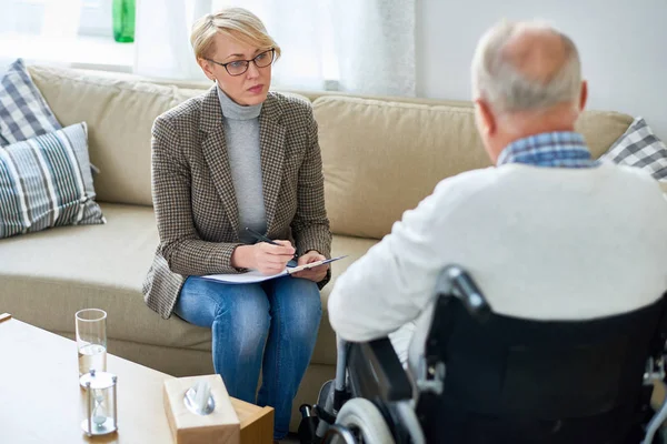 Ritratto Psichiatra Donna Matura Intervistando Anziano Handicappato Durante Seduta Terapia — Foto Stock