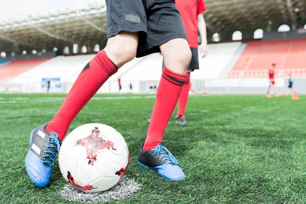 Disparo Acción Ángulo Bajo Niño Irreconocible Liderando Pelota Durante Partido — Foto de Stock