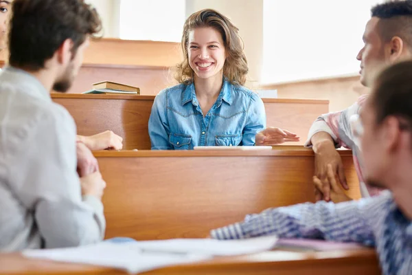 Fröhlich Aufgeregtes Hübsches Studentenmädchen Lacht Während Sich Mit Männlichen Mitschülern — Stockfoto