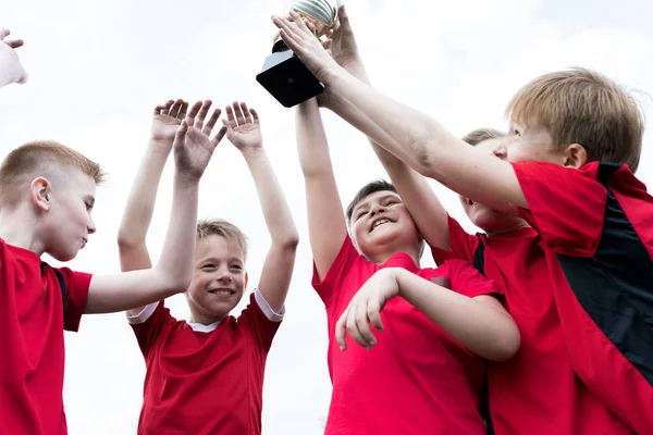 Ritratto Squadra Calcio Junior Che Tiene Insieme Trofeo Tifa Felice — Foto Stock