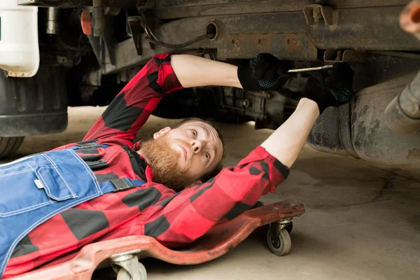 Joven Barbudo Técnico Automóviles Macho Acostado Enredadera Mecánica Reparación Camiones — Foto de Stock