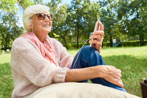 Ritratto Donna Anziana Sorridente Che Ascolta Musica Usando Smartphone Durante — Foto Stock