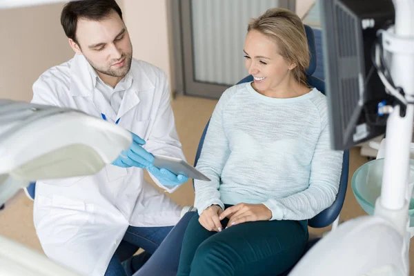 Jonge Man Toga Van Tandarts Holding Tablet Weergave Van Informatie — Stockfoto