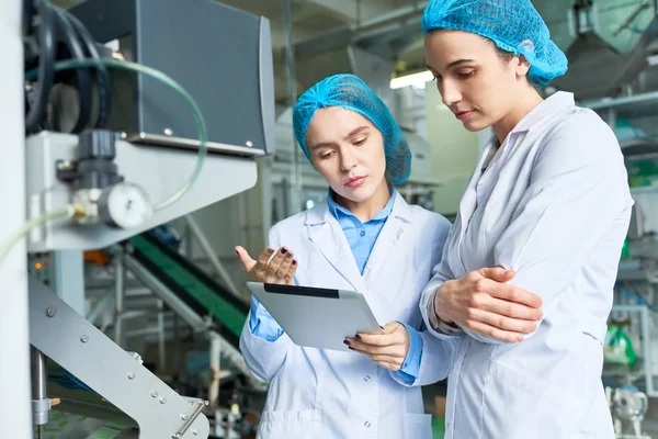 Retrato Dos Mujeres Especialistas Con Batas Laboratorio Trabajando Una Moderna — Foto de Stock