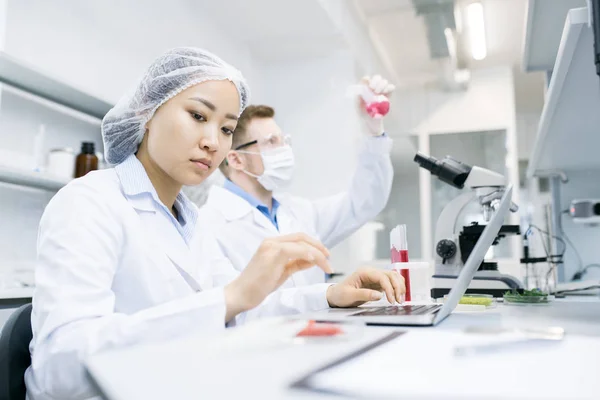 Retrato Dos Científicos Modernos Que Estudian Sustancias Mientras Trabajan Investigación — Foto de Stock