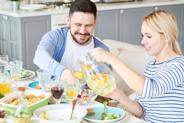 Portré Boldog Pár Szakadó Limonádé Ital Miközben Családi Vacsora Otthon — Stock Fotó