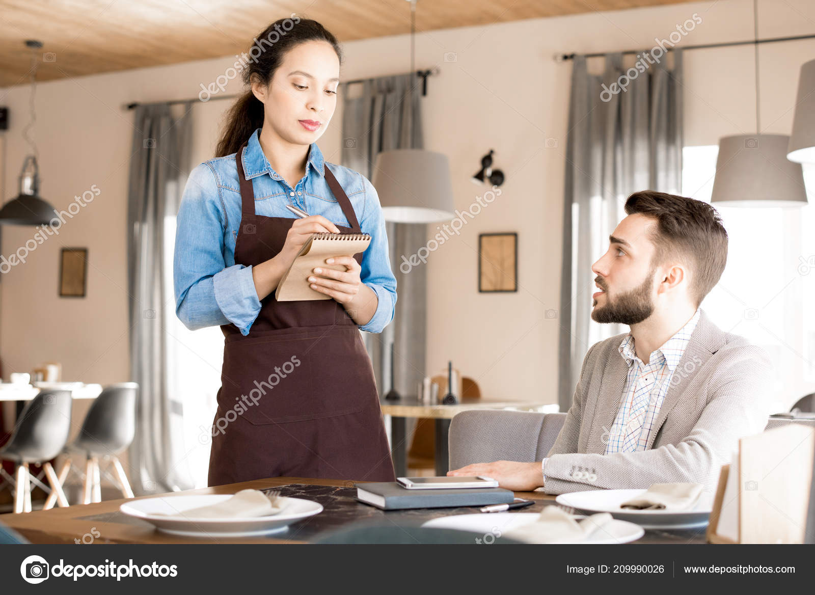 Garçonete De Restaurante Servindo Mesa Com Comida Imagem de Stock