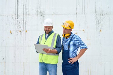 Belden yukarı Bina belgelerine sitede, her iki giyen kavganın foreman ile kontrol inşaat Müfettiş portresi