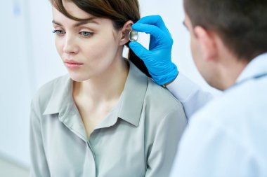 Kulakları olan ve işitme güzel genç kadın portresi Doktor Kliniği, kopya alanı tarafından test edilmiştir