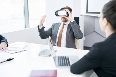 Tablo konferans salonunda toplantı otururken Vr kullanarak çağdaş işadamı portresi