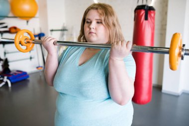Belden yukarı halter salonunda ile çalışma dışarı obez genç kadın portresi