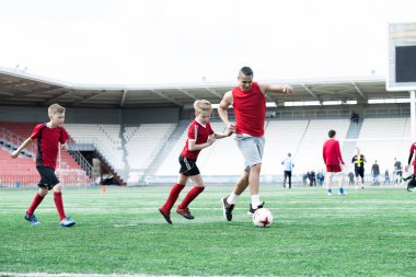 Latin Amerika futbol antrenörü öğretim genç takım açık stadyum, kopya alanı içinde genç erkek portresi tam uzunlukta