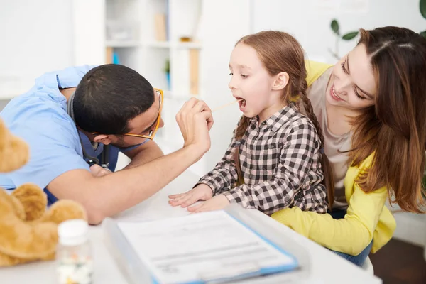 Kant Weergave Portret Van Schattig Klein Meisje Arts Bezoeken Zit — Stockfoto