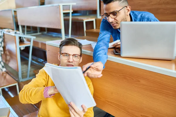 Portret Van Twee Studenten Bespreken Hoorcollege Zitten Zaal Voor Les — Stockfoto