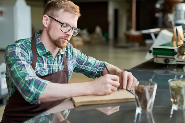 Portrait Taille Haute Barista Moderne Portant Des Lunettes Tablier Assis — Photo