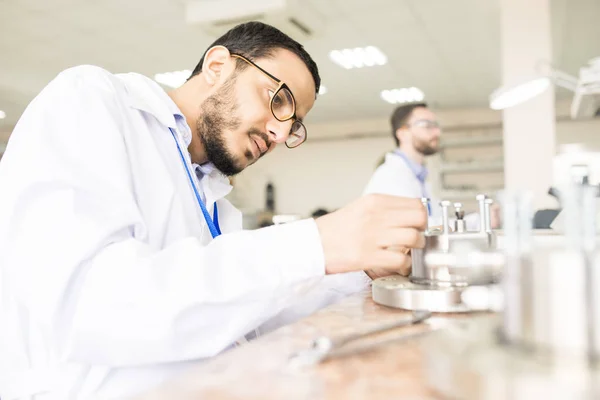 Profilbild Eines Konzentrierten Arabischen Ingenieurs Laborkittel Der Schreibtisch Sitzt Und — Stockfoto