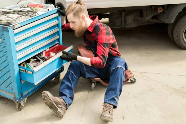 Joven Barbudo Técnico Automóviles Masculino Sentado Enredadera Mecánica Elección Herramienta — Foto de Stock