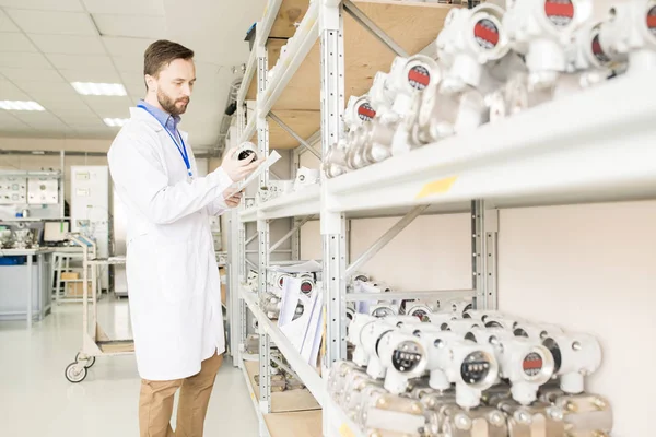 Ernste Konzentrierte Bärtige Qualitätskontrolleur Labormantel Dokument Lesen Und Die Anzahl — Stockfoto