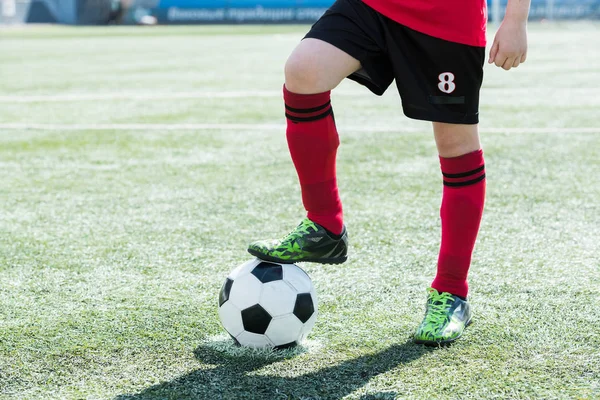 Retrato Sección Baja Adolescente Irreconocible Parado Campo Fútbol Pisando Pelota — Foto de Stock