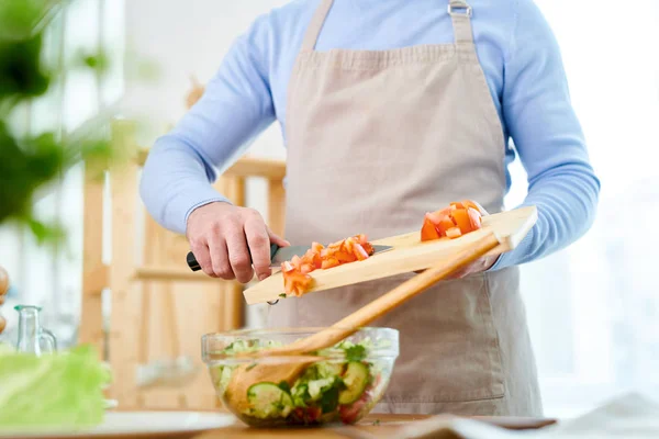 Chef Talento Indossando Grembiule Avvolto Nella Preparazione Insalata Verdure Durante — Foto Stock