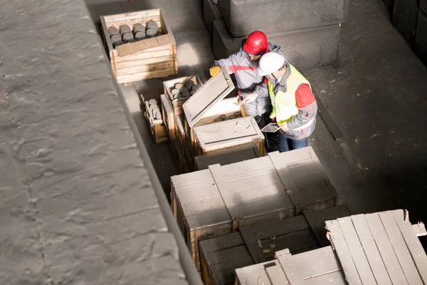 Hög Vinkel Porträtt Två Arbetare Bär Hardhats Inspektera Kvaliteten Produktionen — Stockfoto