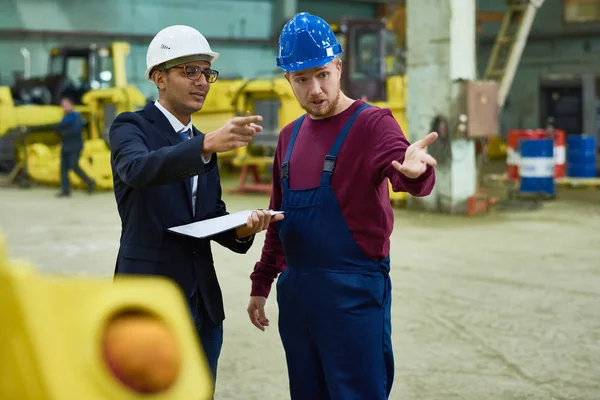 Ritratto Operaio Che Parla Con Direttore Mediorientale Officina Impianto Moderno — Foto Stock