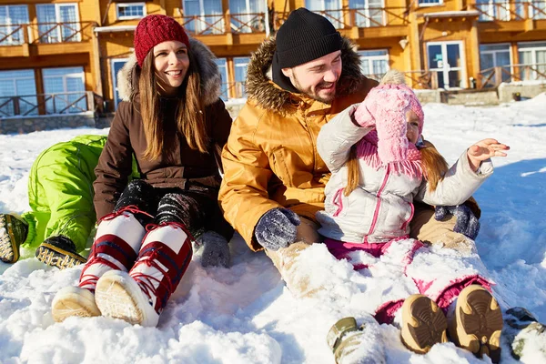 Kaukasiska Familj Med Två Barn Njuter Solig Vinter Dag Utomhus — Stockfoto