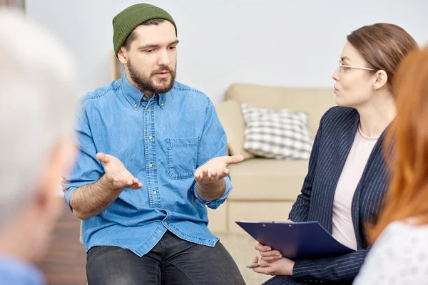 Mycket Professionell Psykolog Högtidskläder Som Lyssnar Hennes Skäggiga Patient Med — Stockfoto