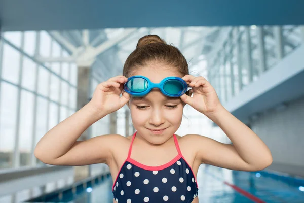 Szép Gyerek Készül Fel Szemüveget Ugorj Víz Bizonytalan Mert Félelem — Stock Fotó