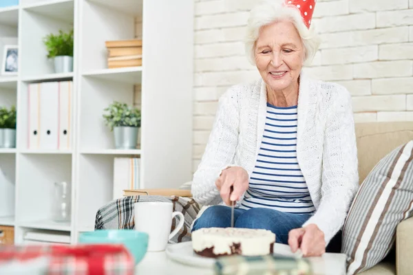 Retrato Una Alegre Mujer Mayor Cortando Pastel Cumpleaños Sonriendo Felizmente — Foto de Stock