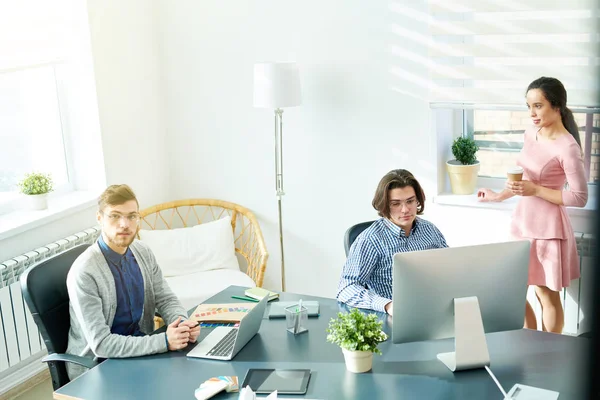 Reunión Personal Joven Seguro Startup Mientras Trabaja Grandes Proyectos Piensa — Foto de Stock