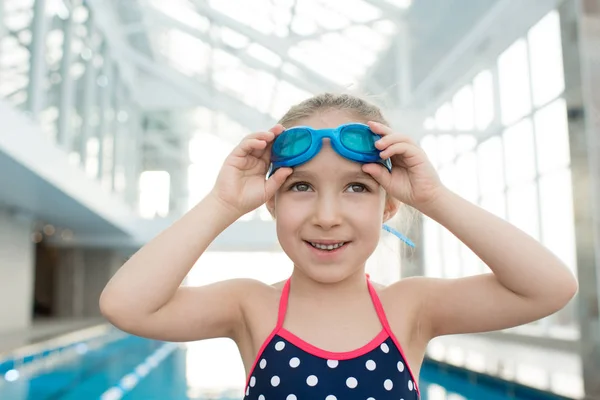 Glückliches Ekstatisches Hübsches Mädchen Setzt Schwimmbrille Auf Während Sich Auf — Stockfoto