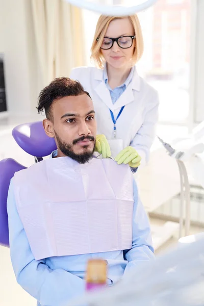 Portret Kobieta Dentysty Przygotowanie Młody Człowiek Siedzi Fotel Dentystyczny Dla — Zdjęcie stockowe
