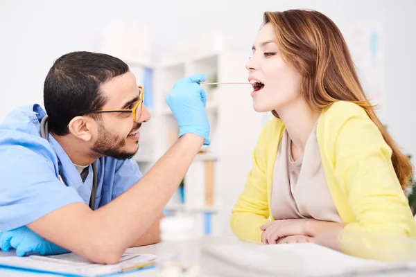 Kant Weergave Portret Van Jonge Midden Pasen Dokter Onderzoeken Van — Stockfoto