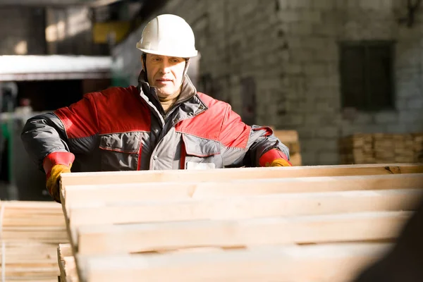 成熟した工場労働者身に着けているヘルメット移動木製ペレット コピー領域の近代的な工場のワーク ショップでの肖像画 — ストック写真
