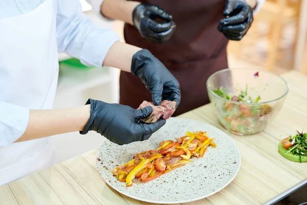 高角を認識できない女性シェフ料理をモダンなレストランの台所で調理中のクローズ アップ — ストック写真