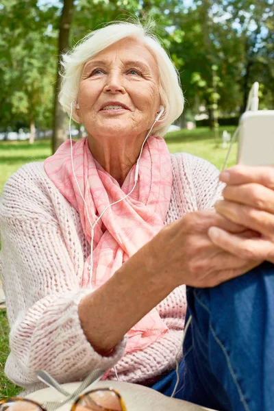 Retrato Una Alegre Mujer Mayor Escuchando Música Usando Smartphone Disfrutando — Foto de Stock